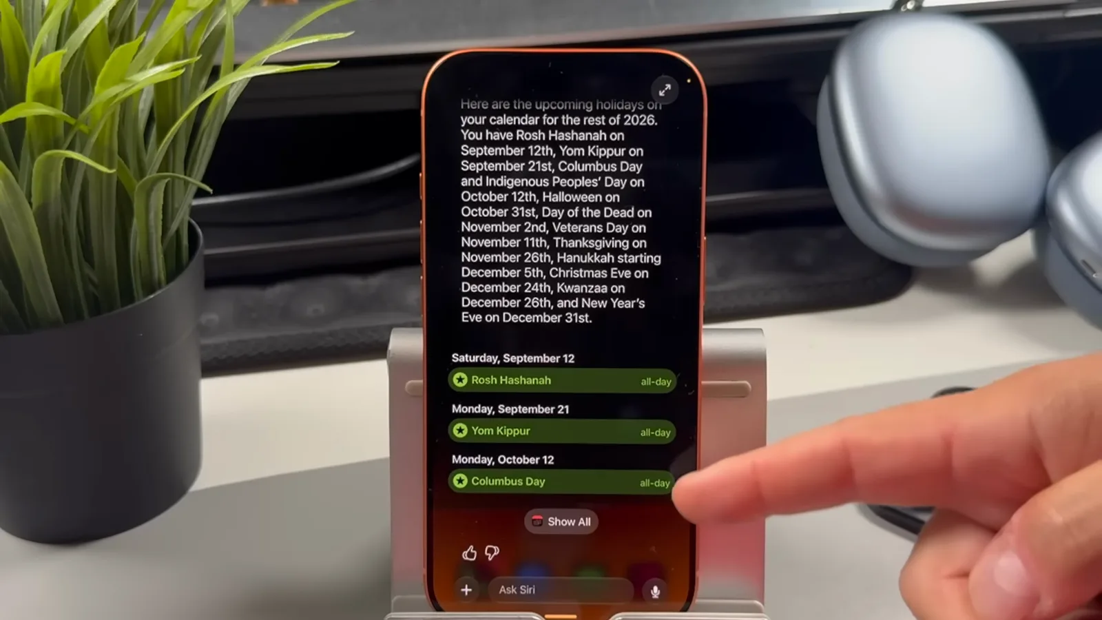 Siri AI 在 iPhone 上列出从日历 App 查到的 2026 年假期，包含 Rosh Hashanah 和 Yom Kippur