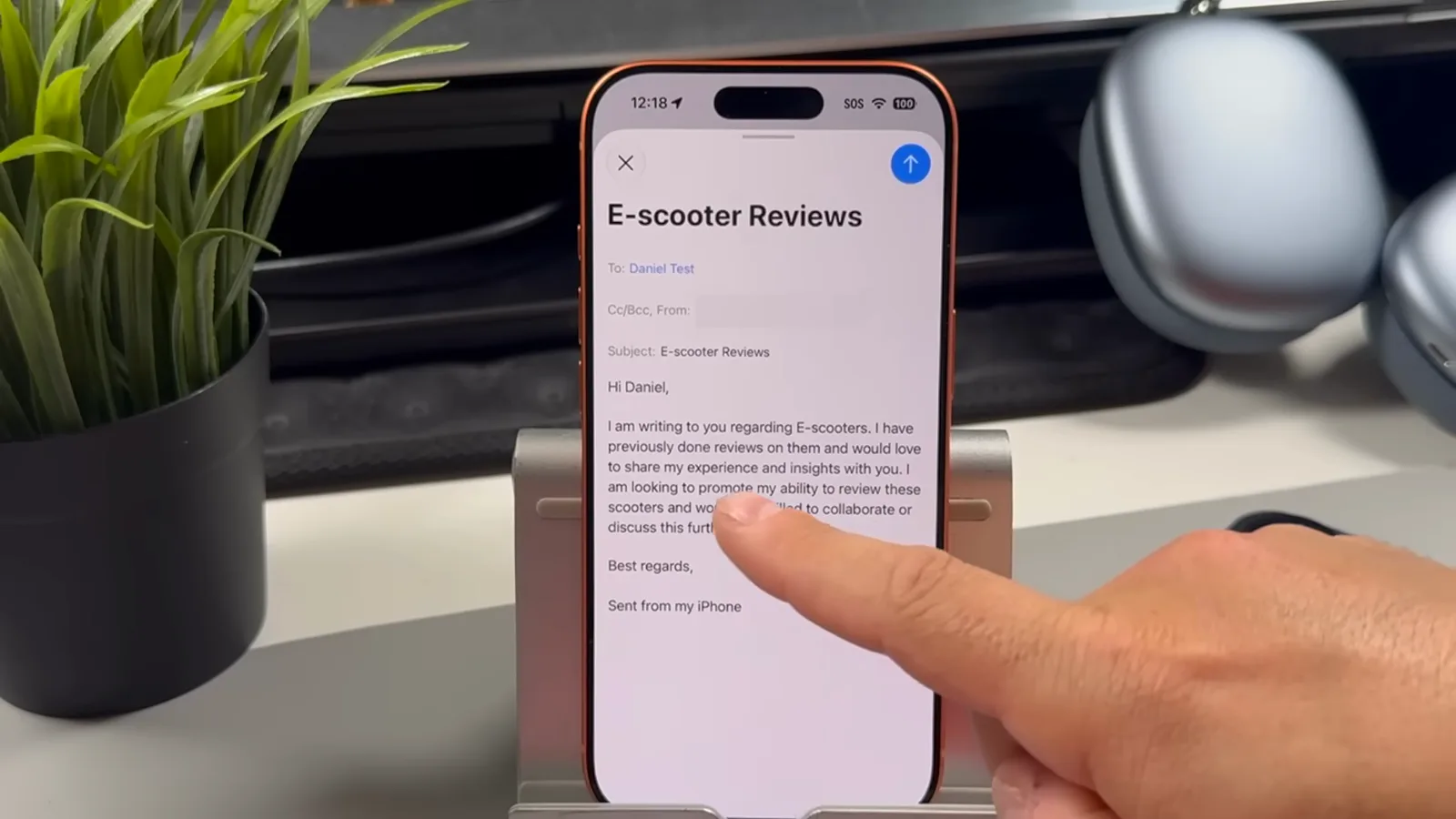 iPhone 邮件 App 里的 E-scooter Reviews 草稿，正文由 Siri AI 生成，带称呼、正文和落款