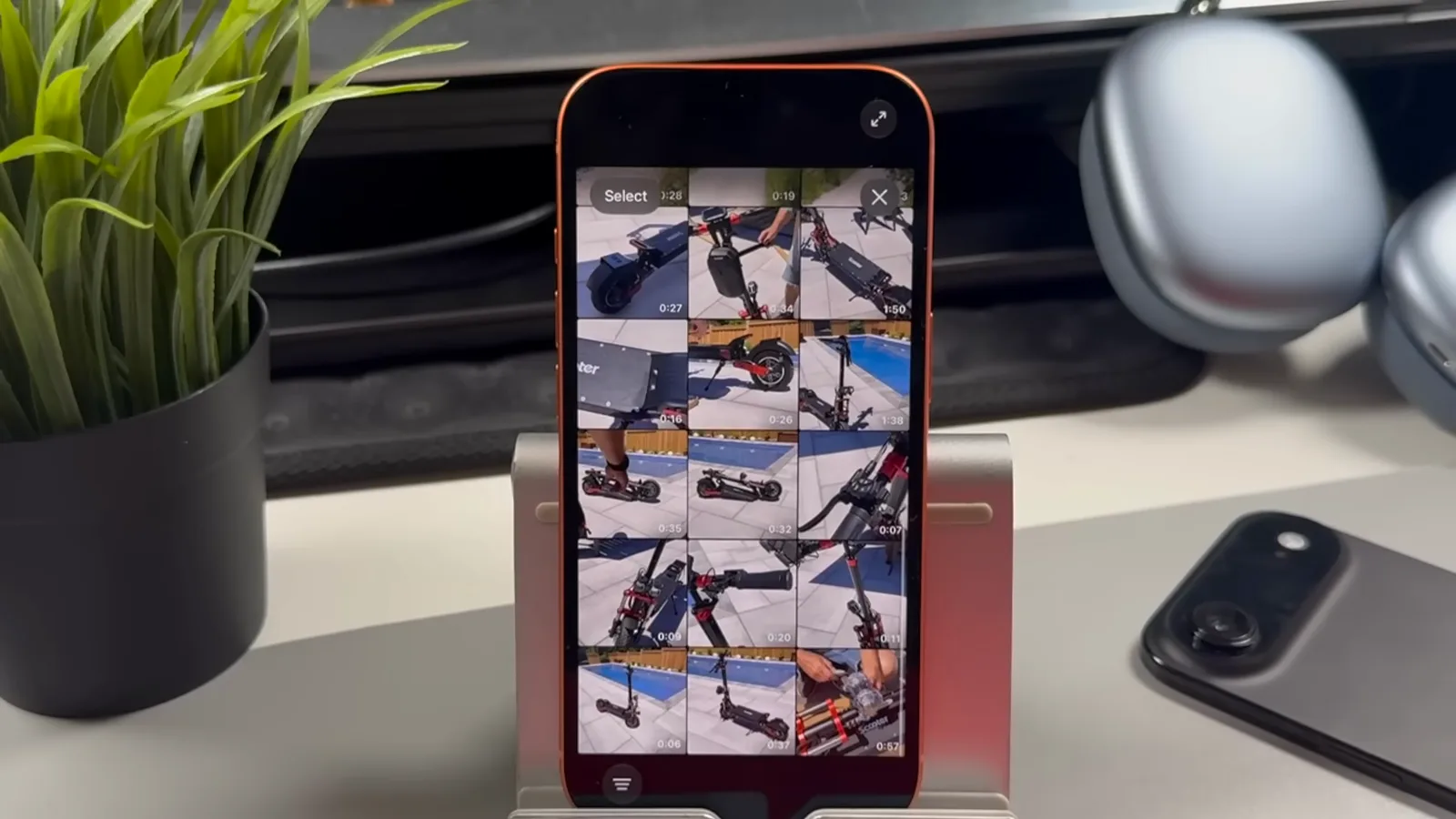 iPhone 照片网格里全是 Siri AI 找出的滑板车照片，左上角带 Select 按钮