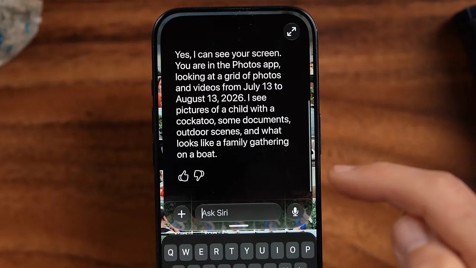 Siri AI 正在回答 iPhone 屏幕上有什么，描述了 2026 年 7 月 13 日到 8 月 13 日的照片网格
