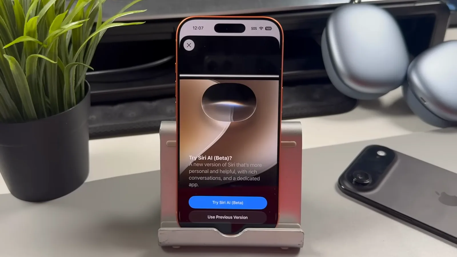 iPhone 上的 Try Siri AI Beta 弹窗，蓝色 Try Siri AI Beta 按钮下方是 Use Previous Version 选项