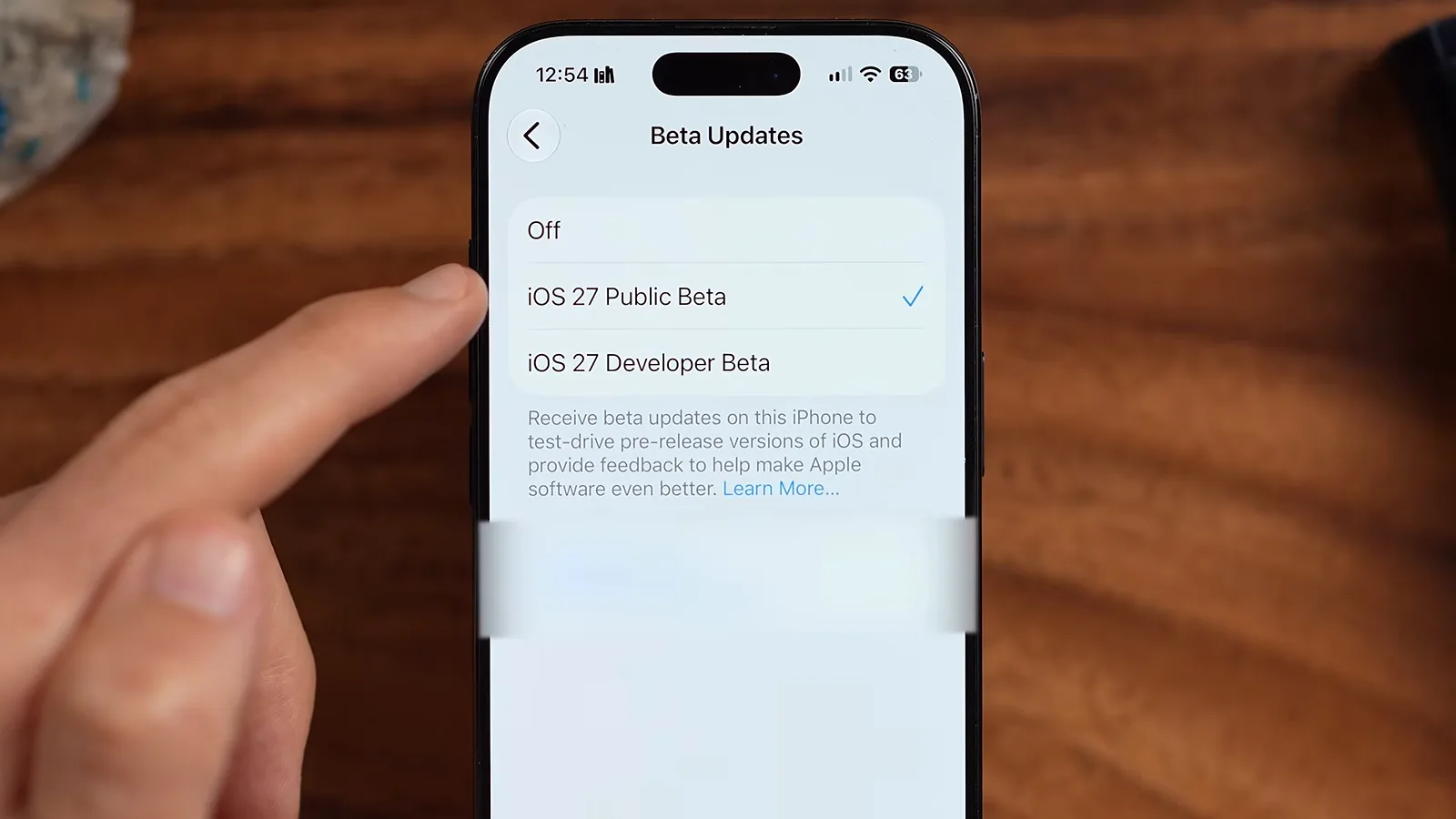 iPhone 设置中的 Beta Updates 界面，iOS 27 Public Beta 已打勾，上方还有 Off 和 iOS 27 Developer Beta 选项