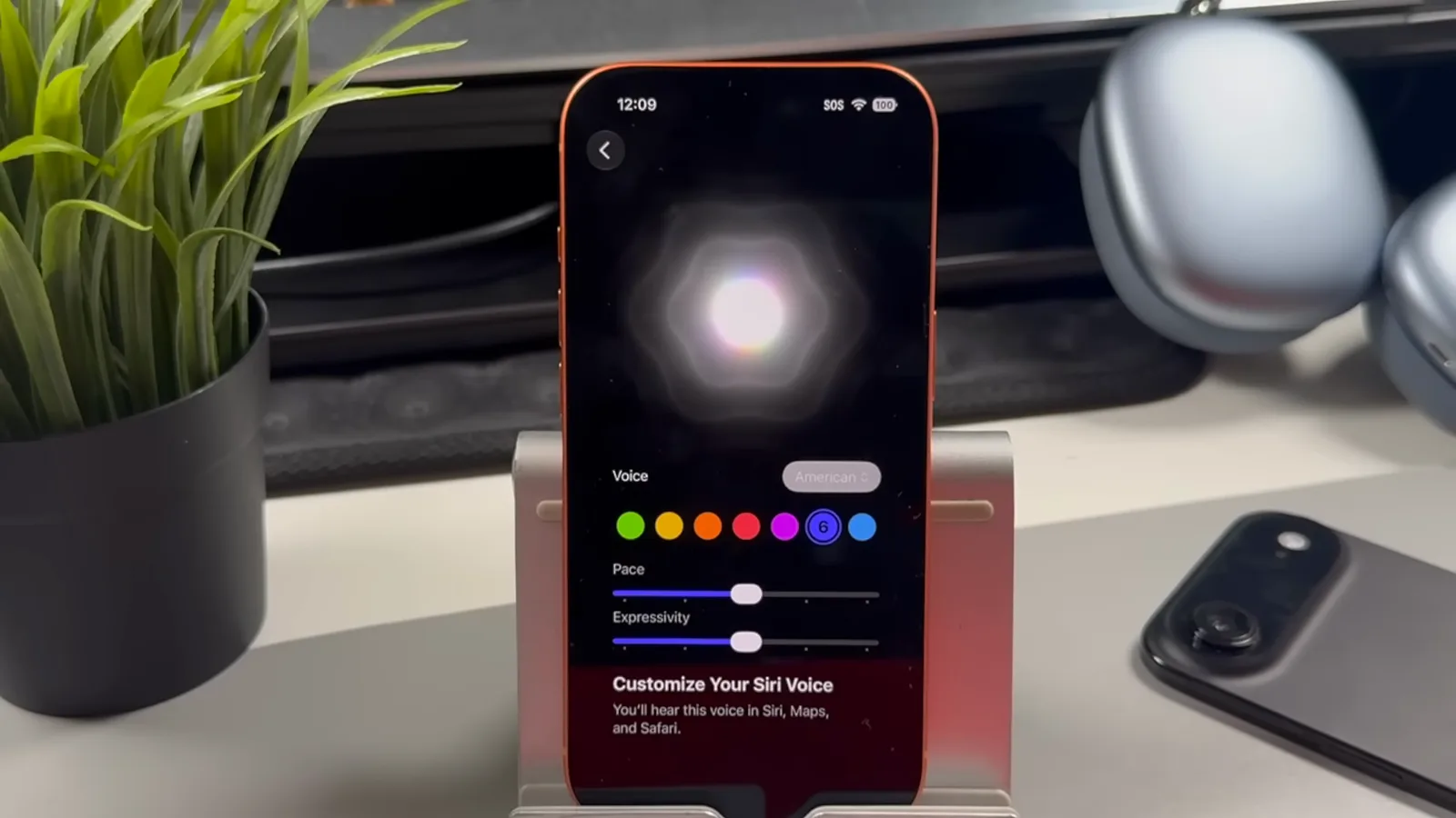 iOS 27 的 Customize Your Siri Voice 界面，彩色声音圆点下方是 Pace 和 Expressivity 两个滑块